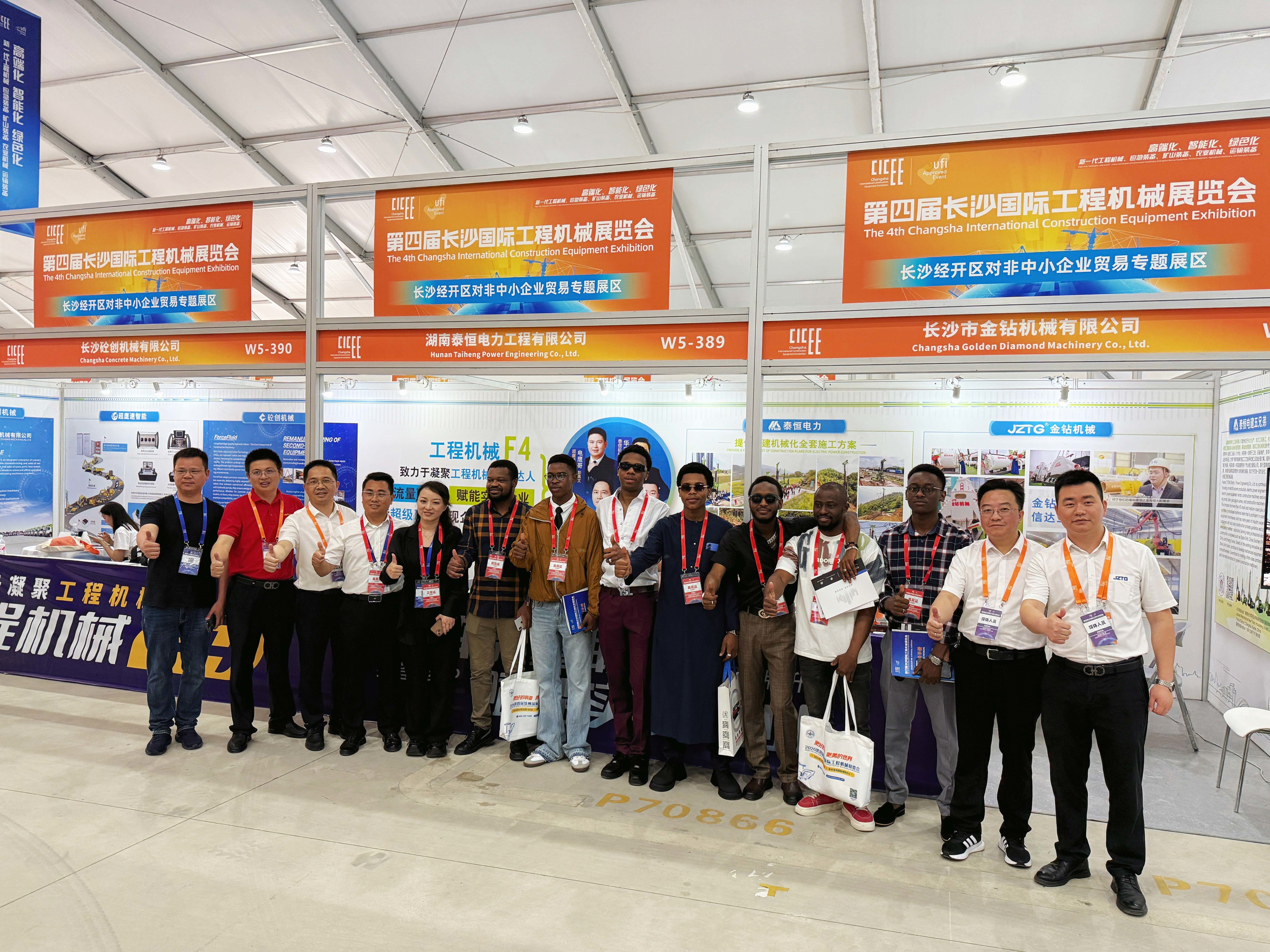 Laatste bedrijfsblogs werd bekroond als een eersteklas onderneming in de bouwmachine-industrie op de 4e Changsha International Construction Machinery Exhibition,en bereikte samenwerking met veel klanten uit Centraal-Azië en Afrika.