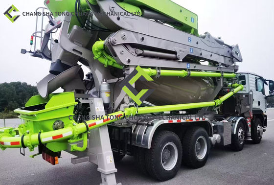 Open hydraulische besturing Vierarm M-vormige vouwbare 32-4M Betonpomp op vrachtwagen met mixer